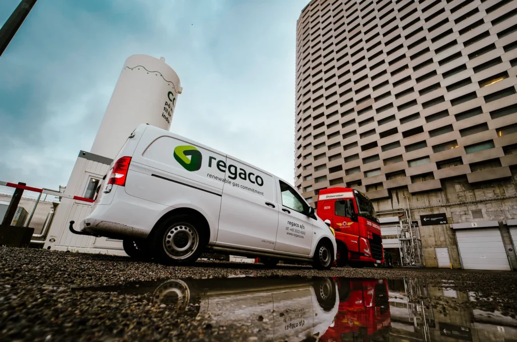 Regaco integrator van beside a Bofort liquid CO2 ISO tank at the ARC plant in Copenhagen