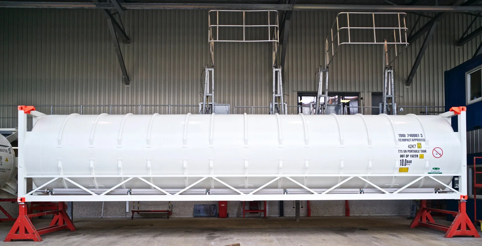 Bofort 40 ft cryogenic ISO tank container, lateral view, in a workshop