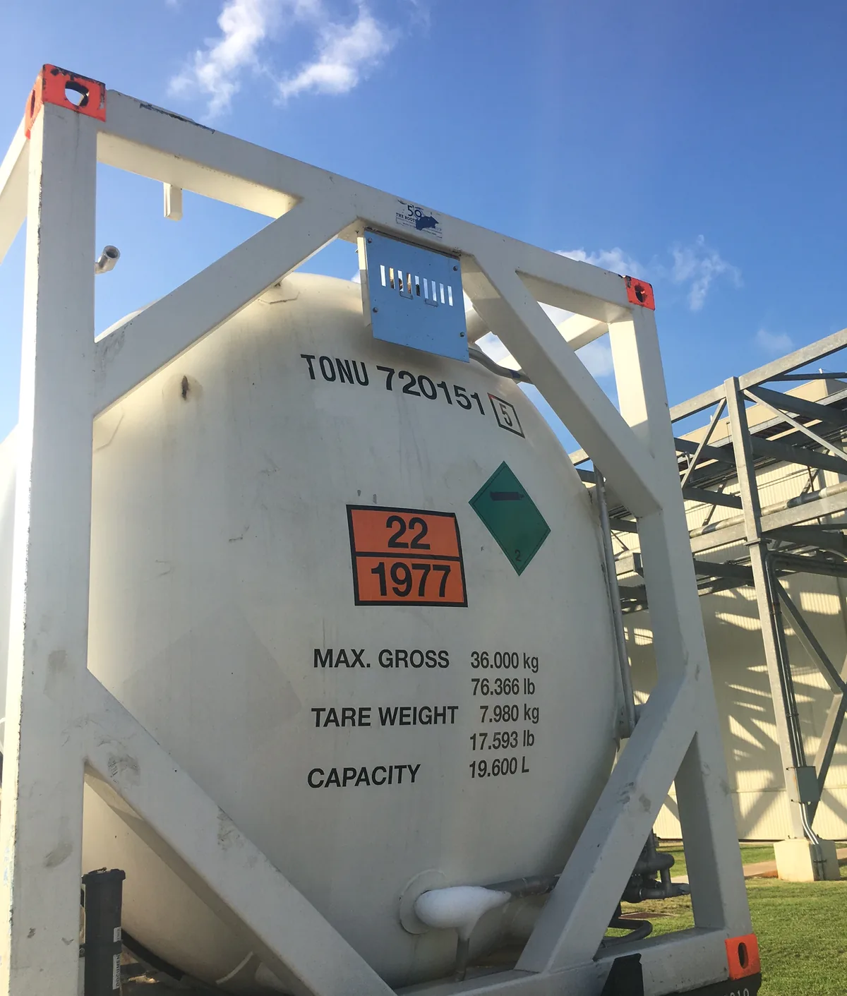 Bofort 20 ft cryogenic ISO tank for liquid nitrogen (UN 1977), front view with hazard placard